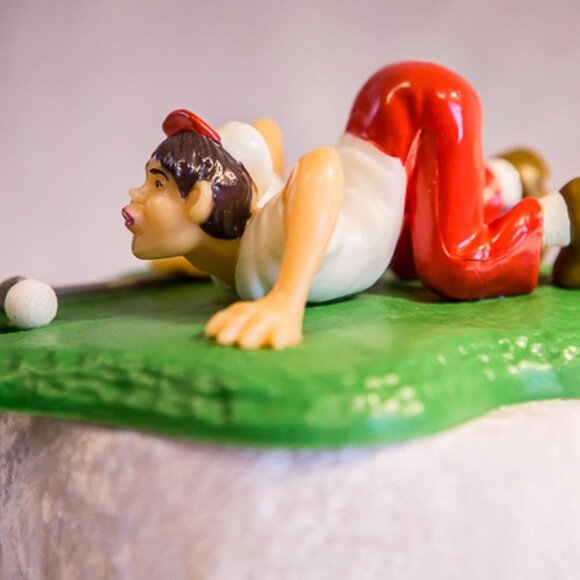 Vtg Wilton Comical Golfer Cake Topper Decoration Blowing Ball into hole - Picture 2 of 7